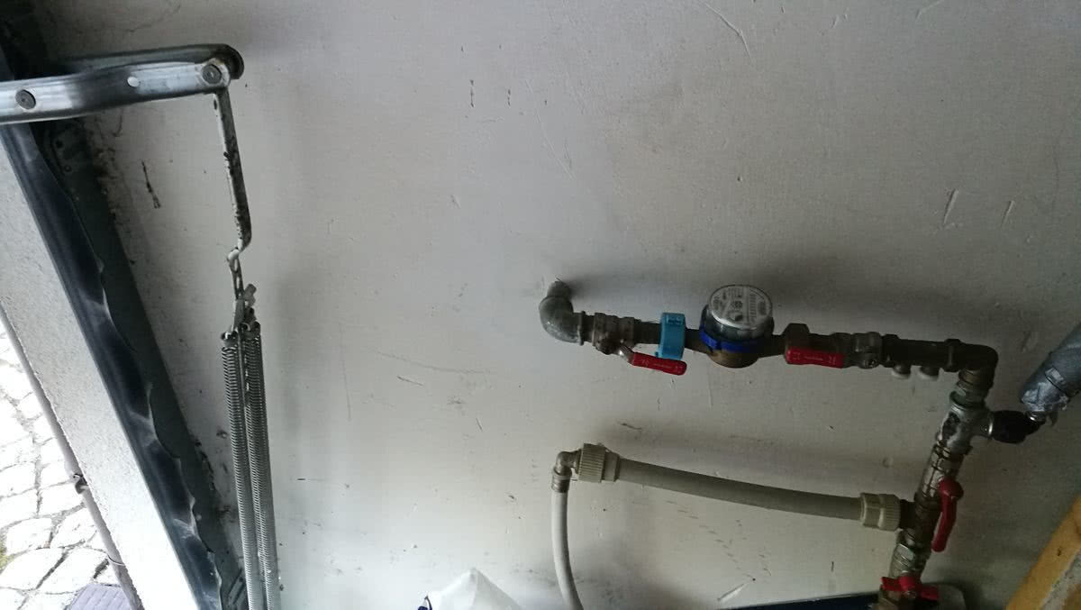 Instalacja wodna z licznikiem ulokowana w nieogrzewanym garażu, tuż przy bramie Instalacja wodna z licznikiem ulokowana w nieogrzewanym garażu, tuż przy bramie